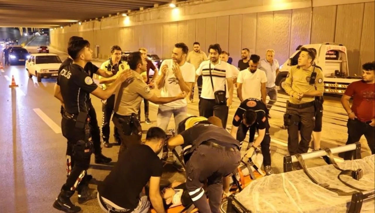 Motosiklet kazası sonrası trajik görüntüler! Oğlu can çekişen babanın çaresizliği yürek yaktı