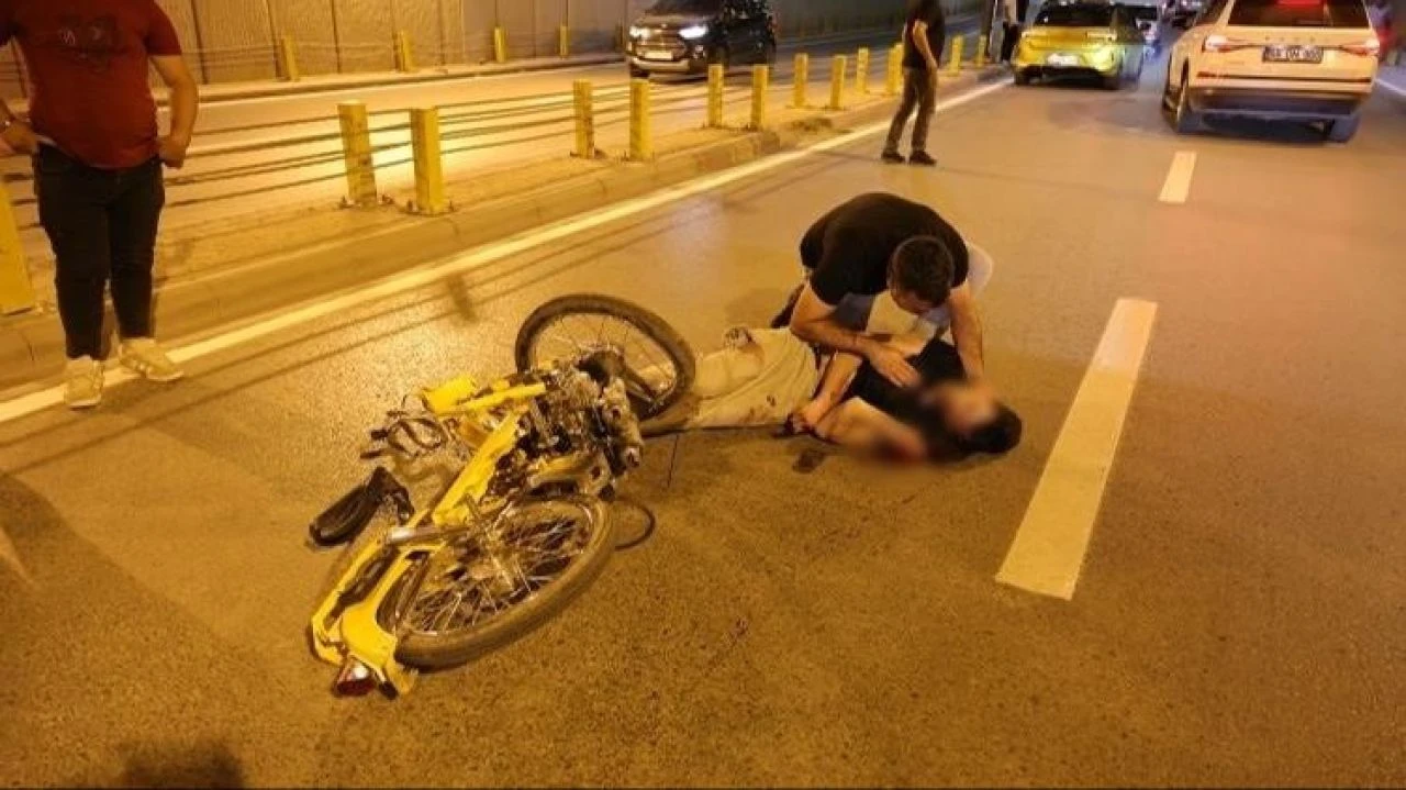 Motosiklet kazası sonrası trajik görüntüler! Oğlu can çekişen babanın çaresizliği yürek yaktı