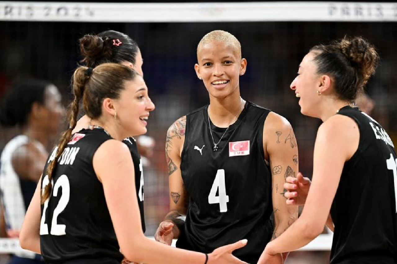 Olimpiyatlarda Çin maçında sakatlanan Cansu Özbay'ın yarı finalde oynayıp oynamama durumu netleşmedi - 1. Resim