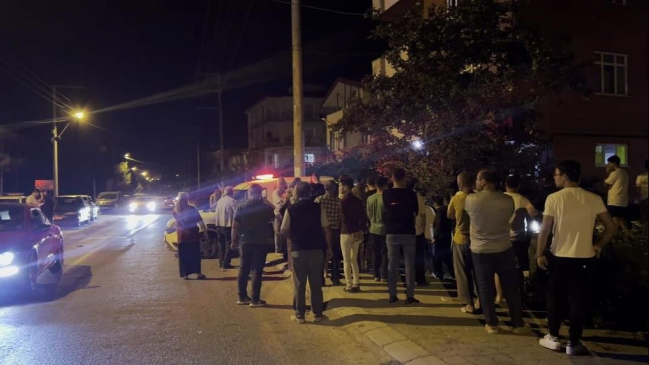 Sakarya’da 'genç kıza laf attı' iddiası mahalleyi ayağa kaldırdı: Defalarca taşladılar! - 2. Resim