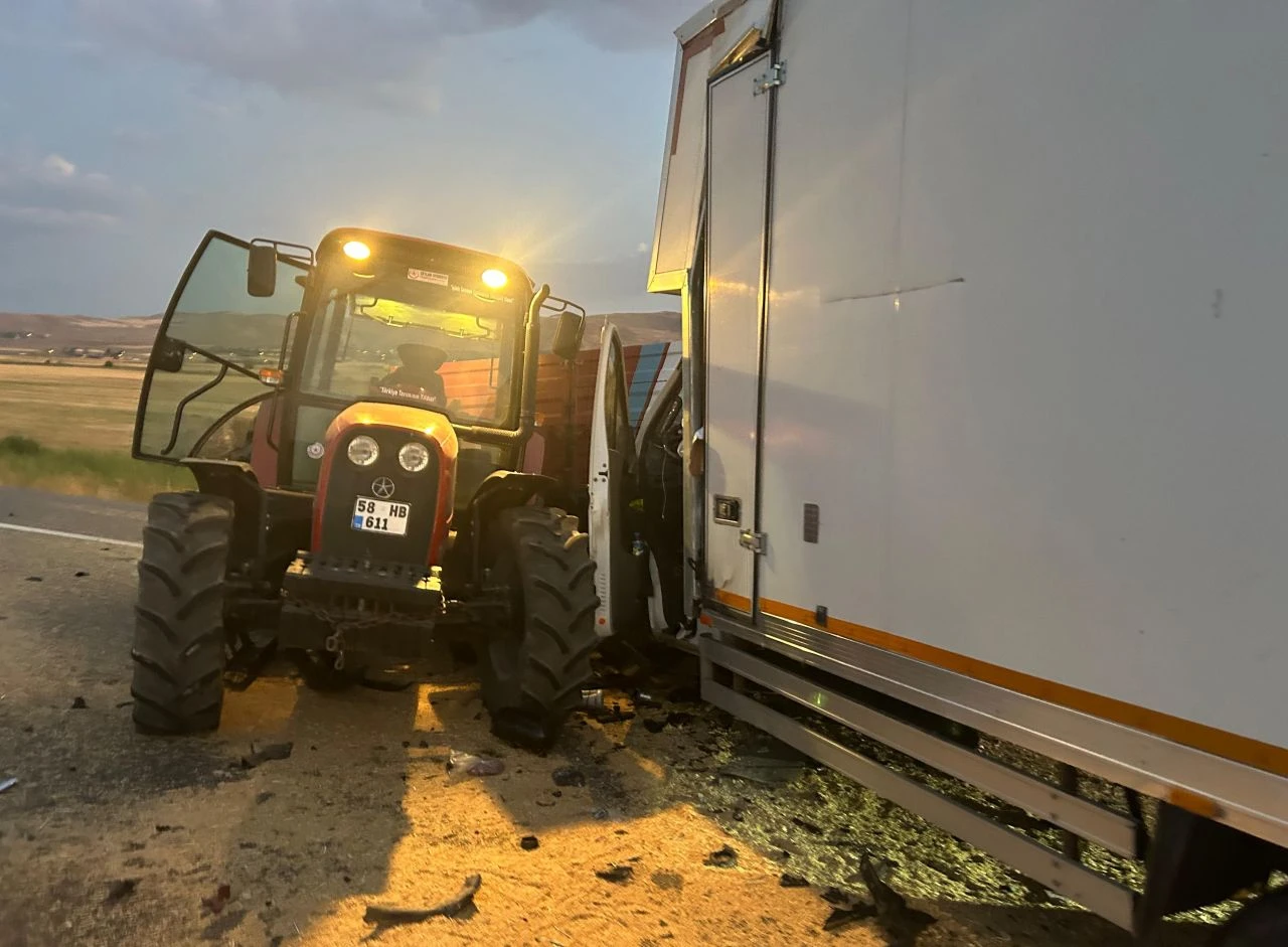 Sivas'ta zincirleme trafik kazası: Yaralılar var - 2. Resim