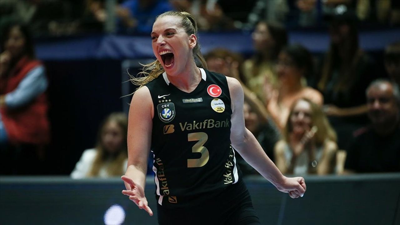 Türkiye - Çin voleybol maçında Cansu Özbay&#039;ın sakatlanmasının ardından Elif Şahin oyuna girdi