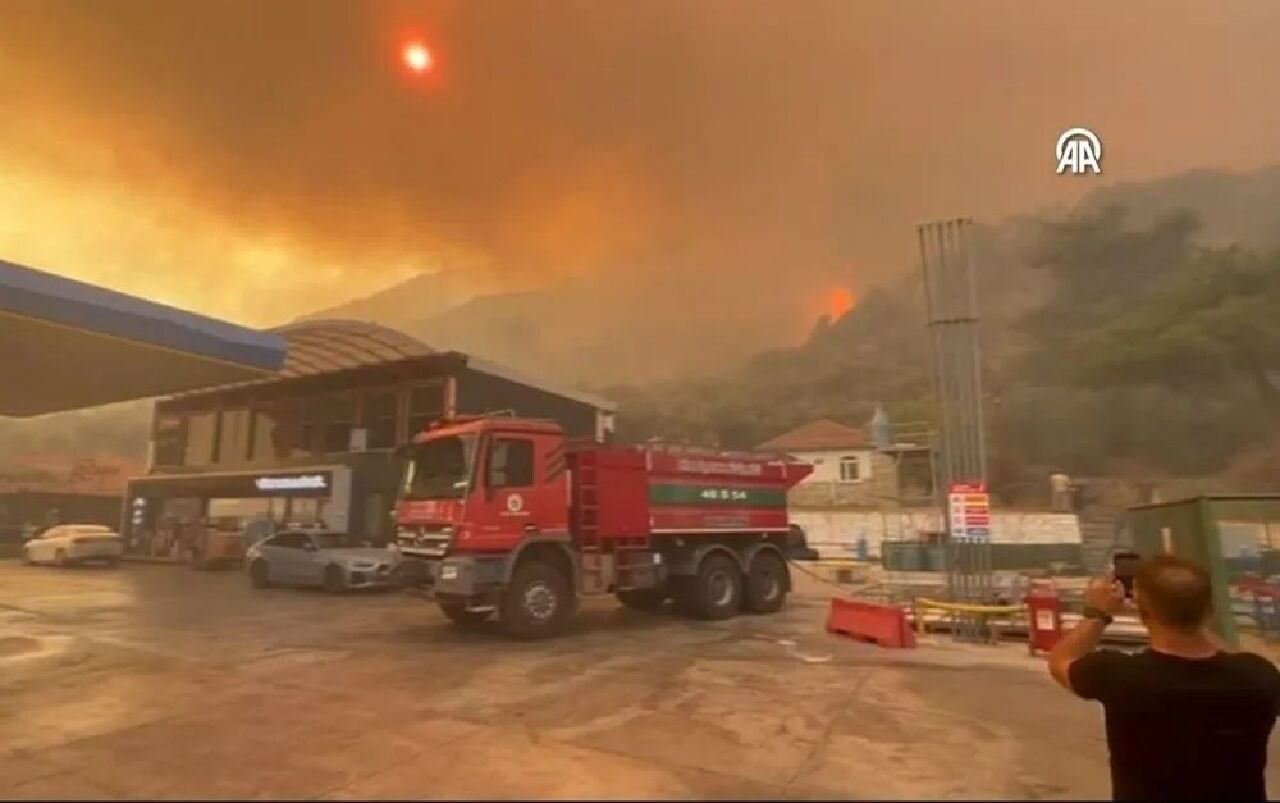 Aydın ve Muğla'da orman yangını! Alevler yerleşim yerlerine yaklaştı  - 2. Resim