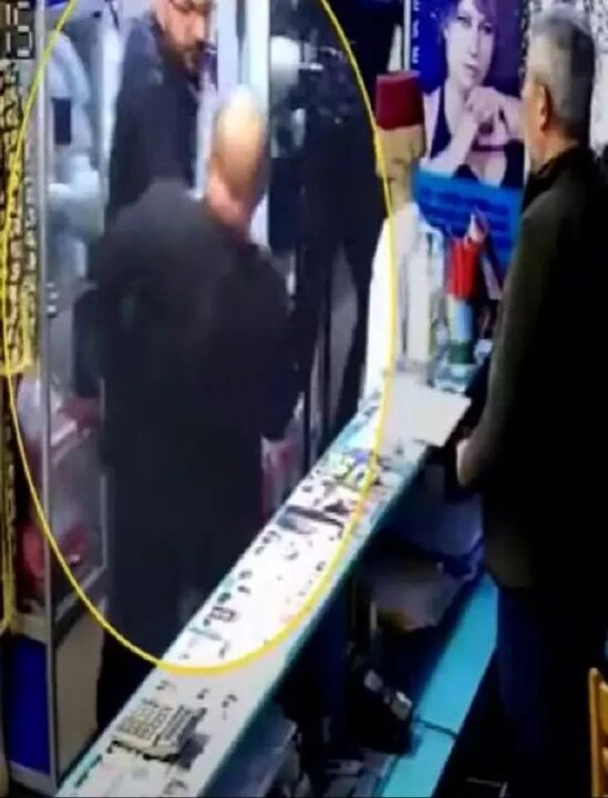 Beyoğlu'nda şoke eden olay kamerada! Yarım milyonluk senedi ağzına atıp yuttu - 2. Resim