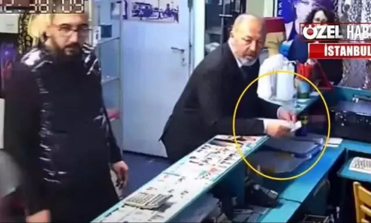 Beyoğlu'nda şoke eden olay kamerada! Yarım milyonluk senedi ağzına atıp yuttu - 1. Resim