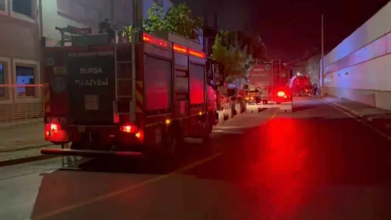 Bursa'da tekstil fabrikasında korkutan yangın - 1. Resim