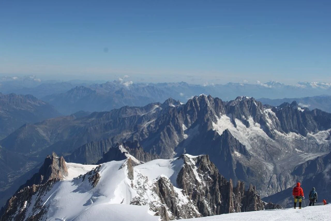 Buz kütlesi dağcıları sürükledi! Mont Blanc Dağı'ndan acı haber geldi - 1. Resim