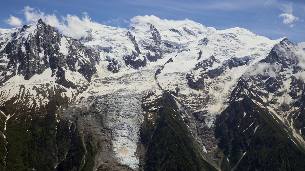 Buz kütlesi dağcıları sürükledi! Mont Blanc Dağı&#039;ndan acı haber geldi