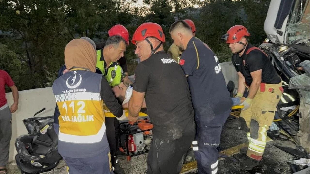 Düzce'de kaza sonrası korkunç görüntü! Tır otomobilin üzerine devrilip silindir gibi ezdi - 5. Resim