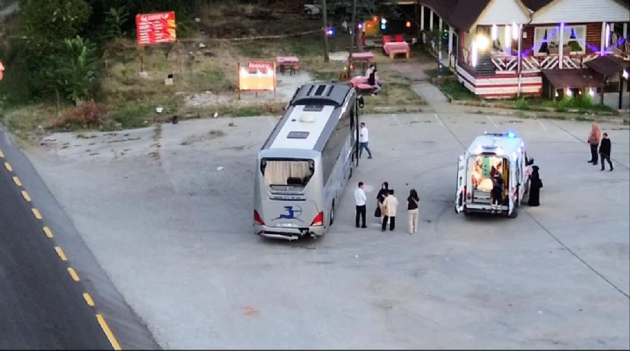 Düzce'de kaza sonrası korkunç görüntü! Tır otomobilin üzerine devrilip silindir gibi ezdi - 3. Resim