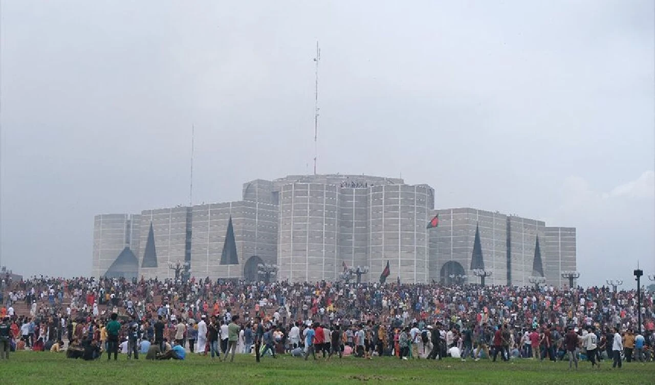 'Fakirlerin babası' dümene geçiyor! Bangladeş'te geçici hükümetin başına Muhammed Yunus atandı