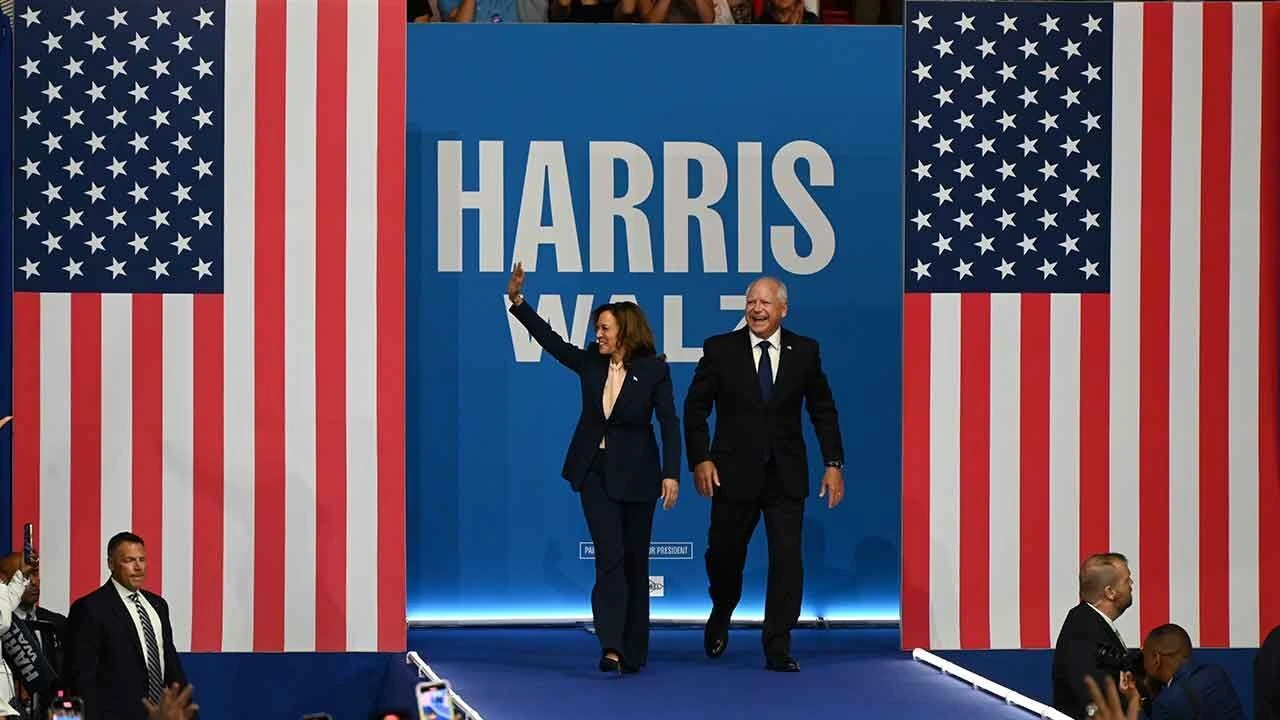 Harris başkan yardımcısı adayını seçti, mitinge birlikte çıktı - 1. Resim