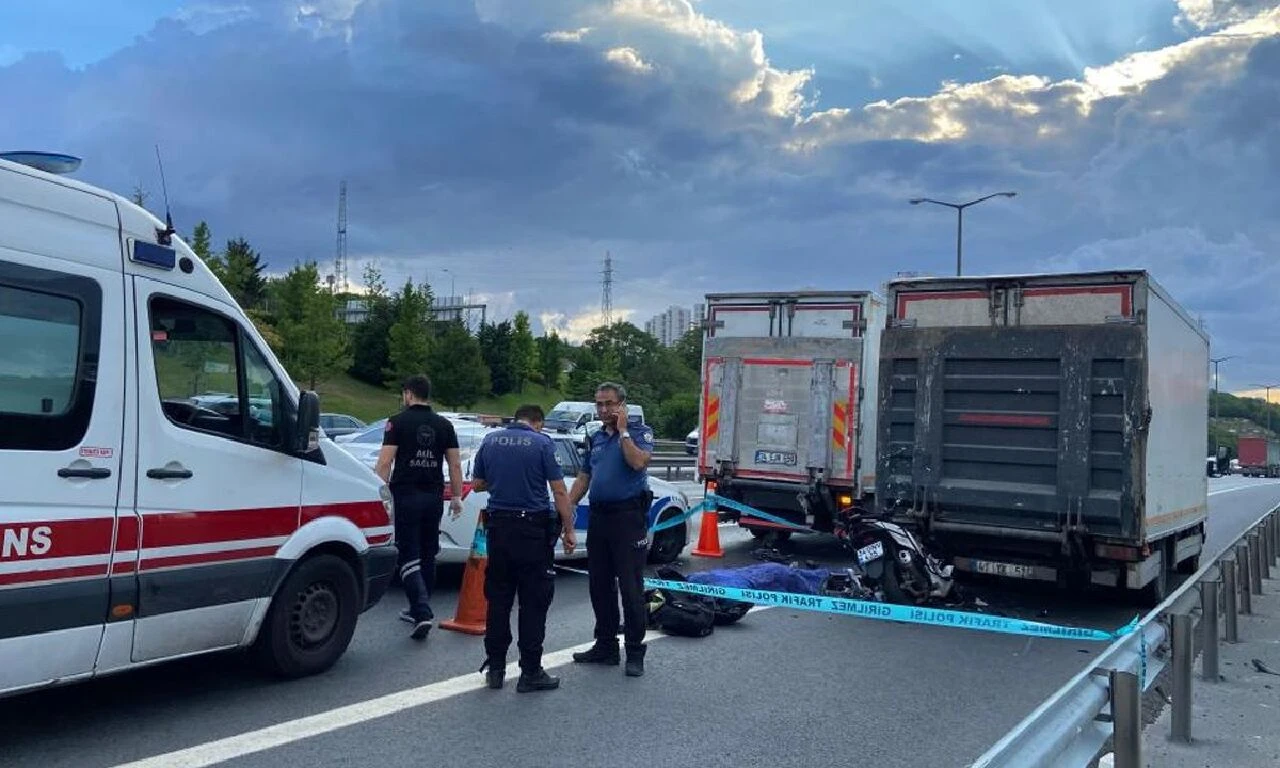 İstanbul TEM Otoyolu'nda korkunç kaza! Motosiklet kamyonete ok gibi saplandı - 1. Resim