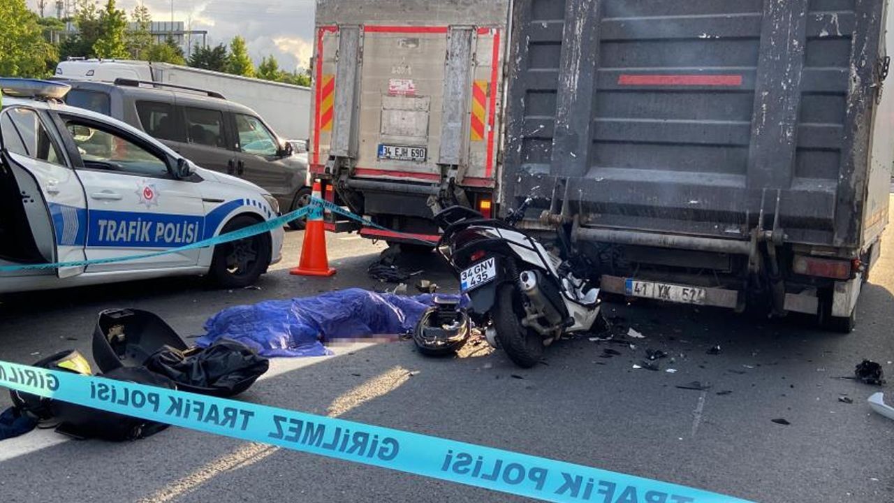 İstanbul TEM Otoyolu&#039;nda korkunç kaza! Motosiklet kamyonete ok gibi saplandı