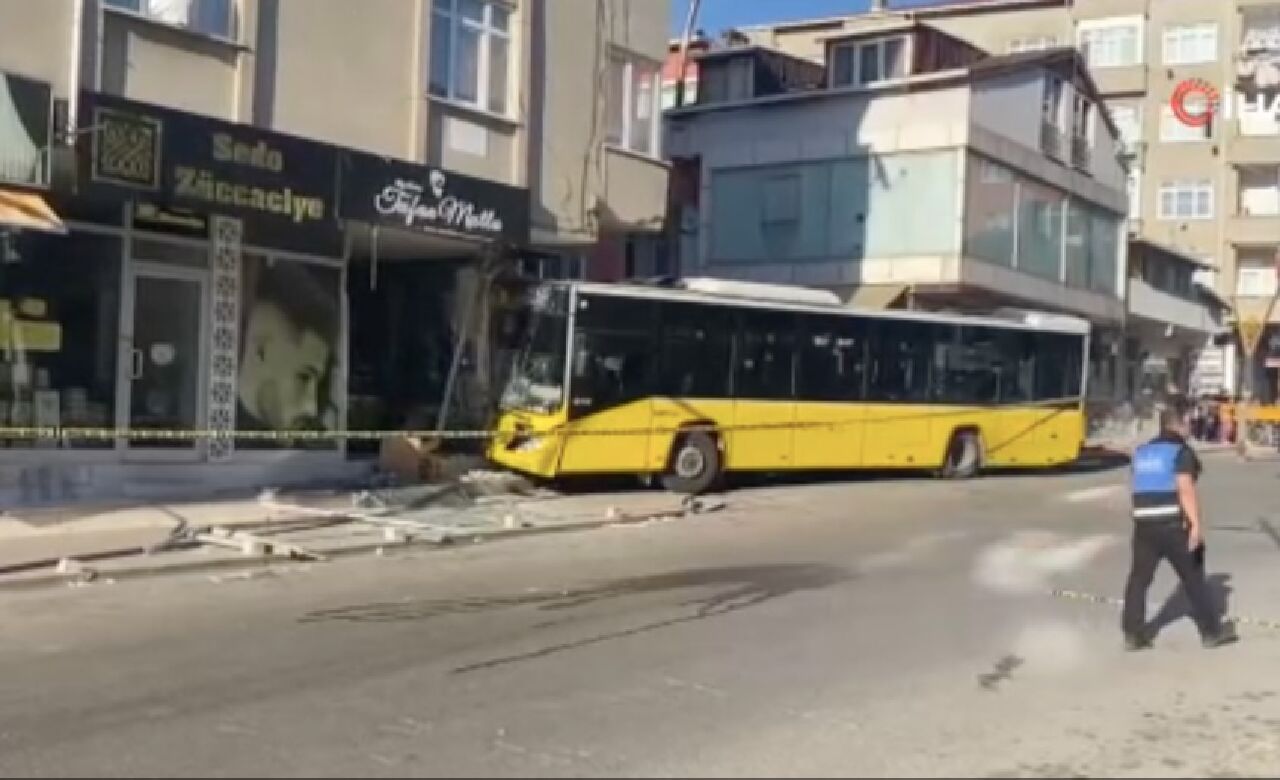 Kuafördeki kişiler dehşeti yaşadı! İETT otobüsü dükkana girdi - 1. Resim