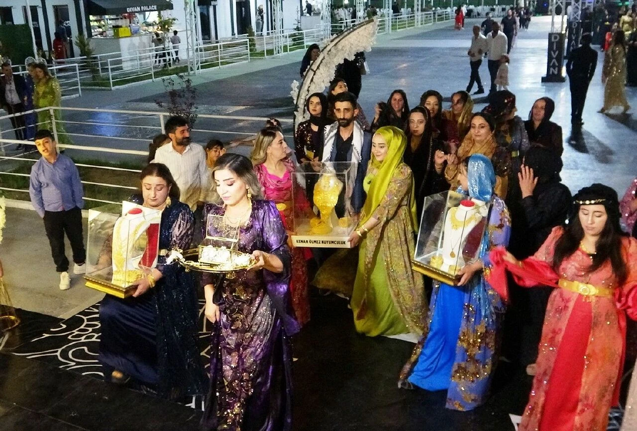 Kuyumcu dükkanı değil, aşiret düğünü! Takılan para ve altınların miktarı şoke etti: Ziynetler cam fanusta geldi - 2. Resim