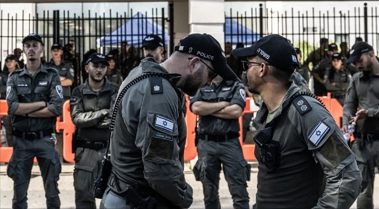 Netanyahu'nun oğluna diplomatik pasaport soruşturması: İsrail polisi, Dışişleri Bakanlığı'nı bastı! - 1. Resim