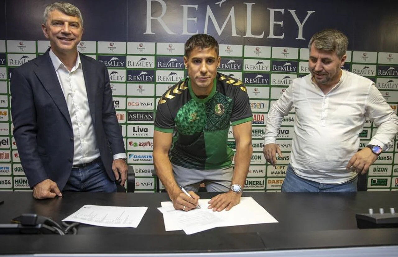 Transfer yasağı kalkan Sakaryaspor, Alper Uludağ ile sözleşme imzaladı