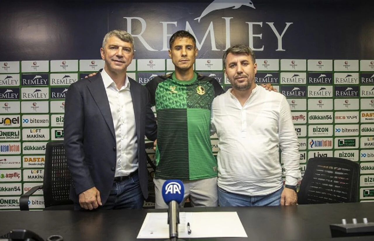 Transfer yasağı kalkan Sakaryaspor, Alper Uludağ ile sözleşme imzaladı