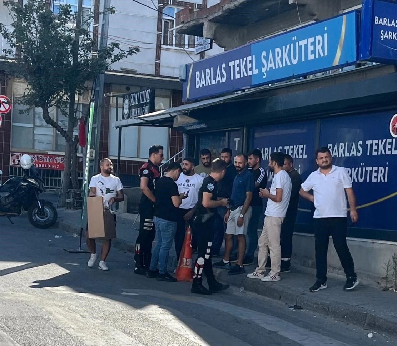 Esenyurt'ta denetimde polisin üzerine araç sürdüler