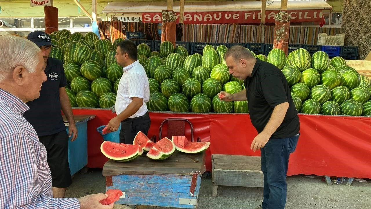 Gören sıraya girdi, aldıkça aldılar! 17 ton karpuz ücretsiz dağıtıldı - 1. Resim