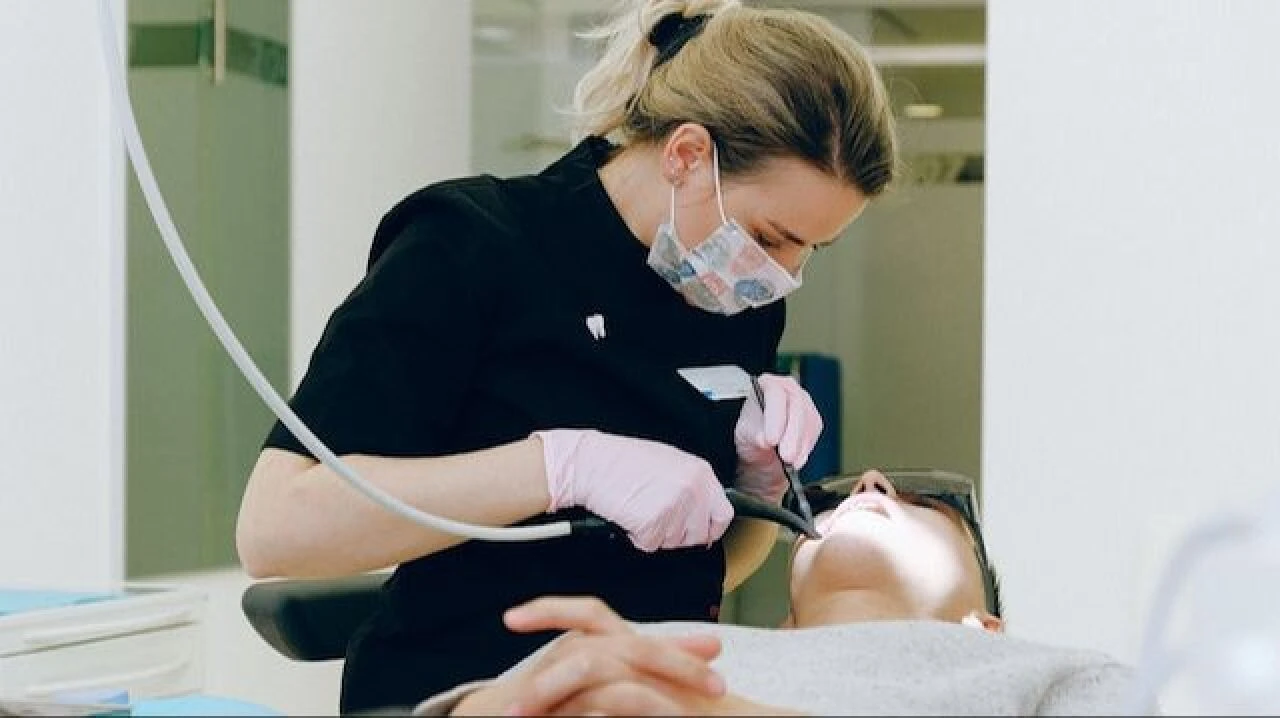 İngiltere'de sağlık skandalı! 4 yıl randevu alamadı: En sonunda dişini penseyle çekti - 1. Resim