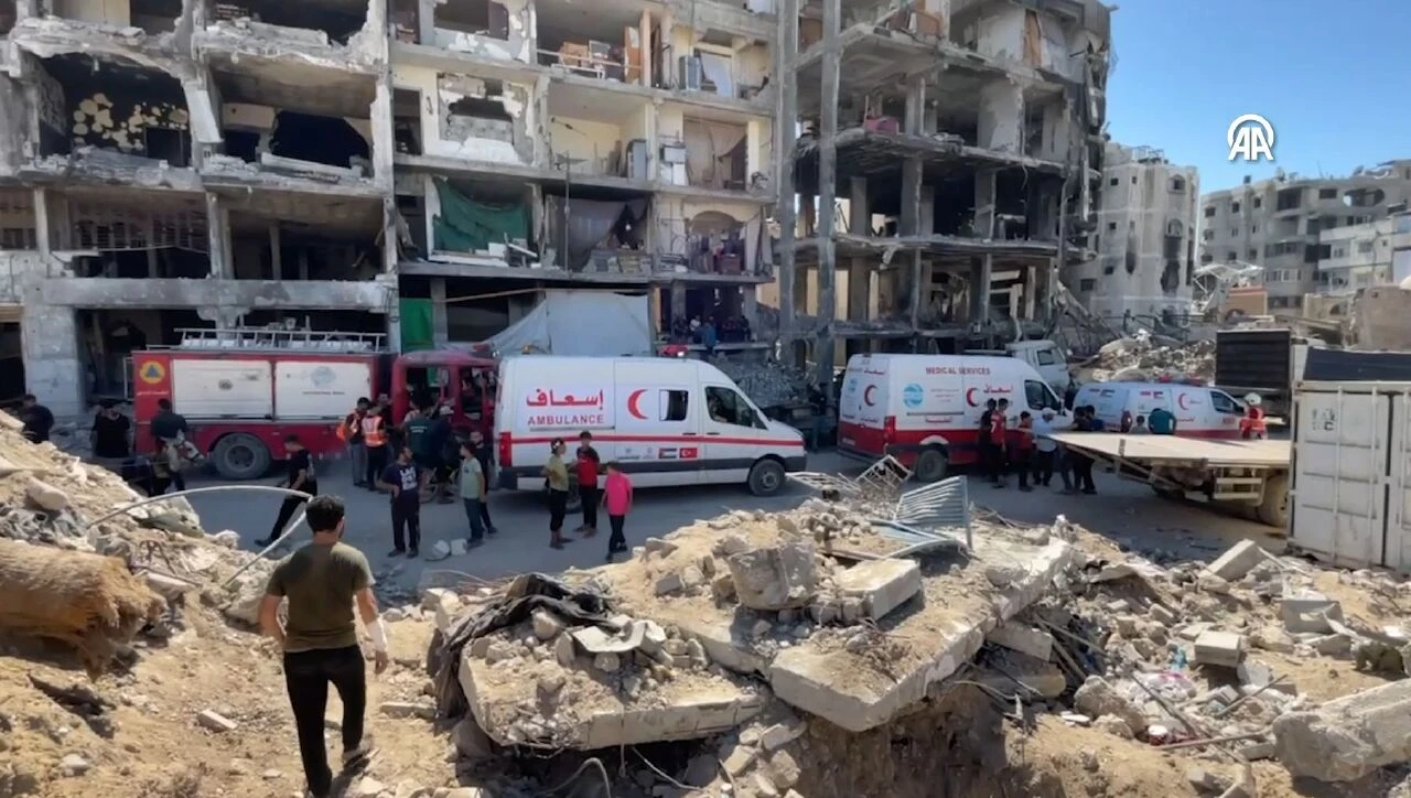 İsrail yine sivilleri hedef aldı! Okula düzenlenen saldırıda 15 kişi öldü - 1. Resim