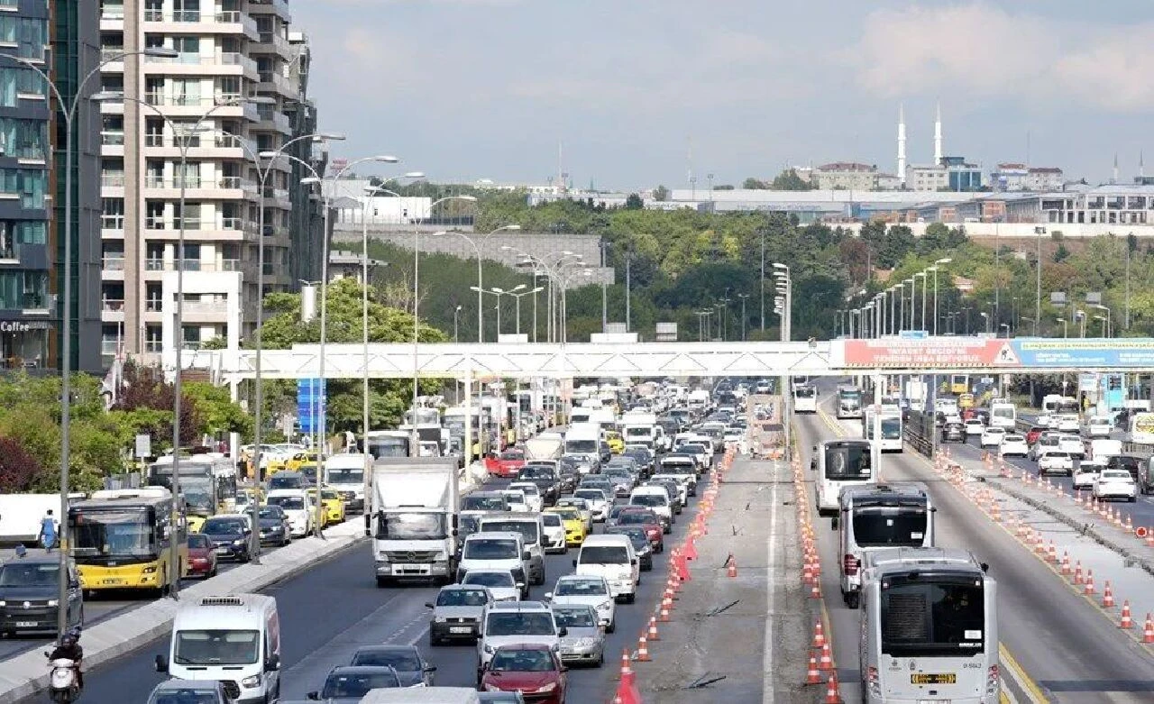 İstanbul'u kilitleyen çalışma! E-5'te uzun kuyruklar oluştu - 2. Resim