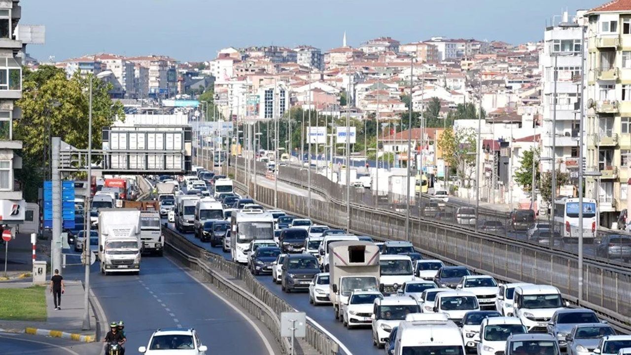 İstanbul&#039;u kilitleyen çalışma! E-5&#039;te uzun kuyruklar oluştu