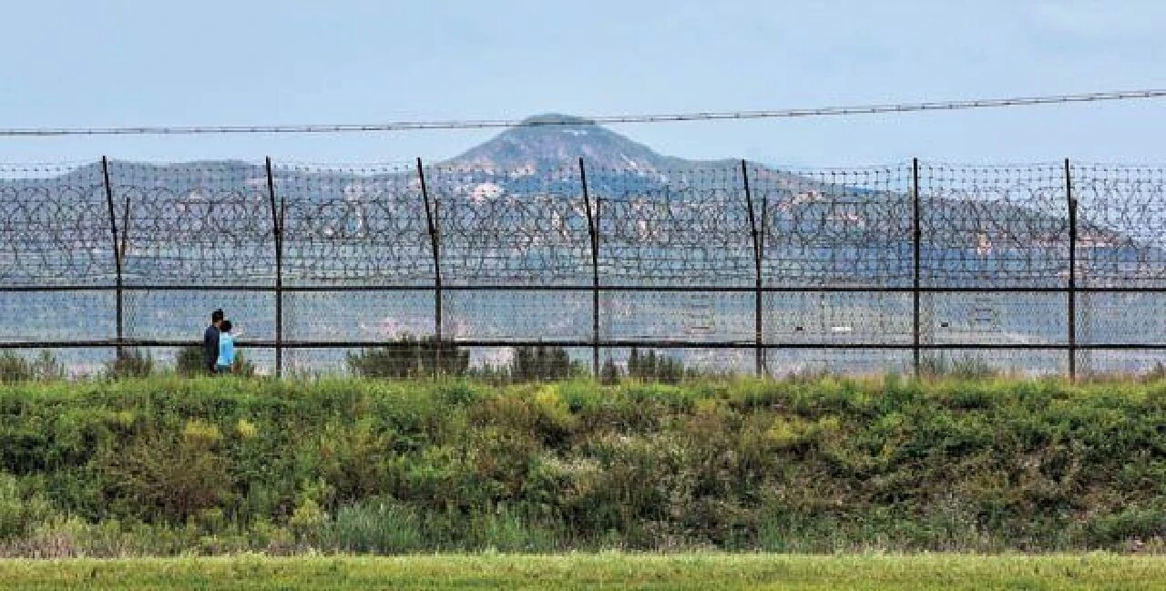 Kim Jong-un'u küplere bindirecek olay: Denizi yürüyerek aşıp Kuzey Kore'den Güney Kore'ye geldiler!