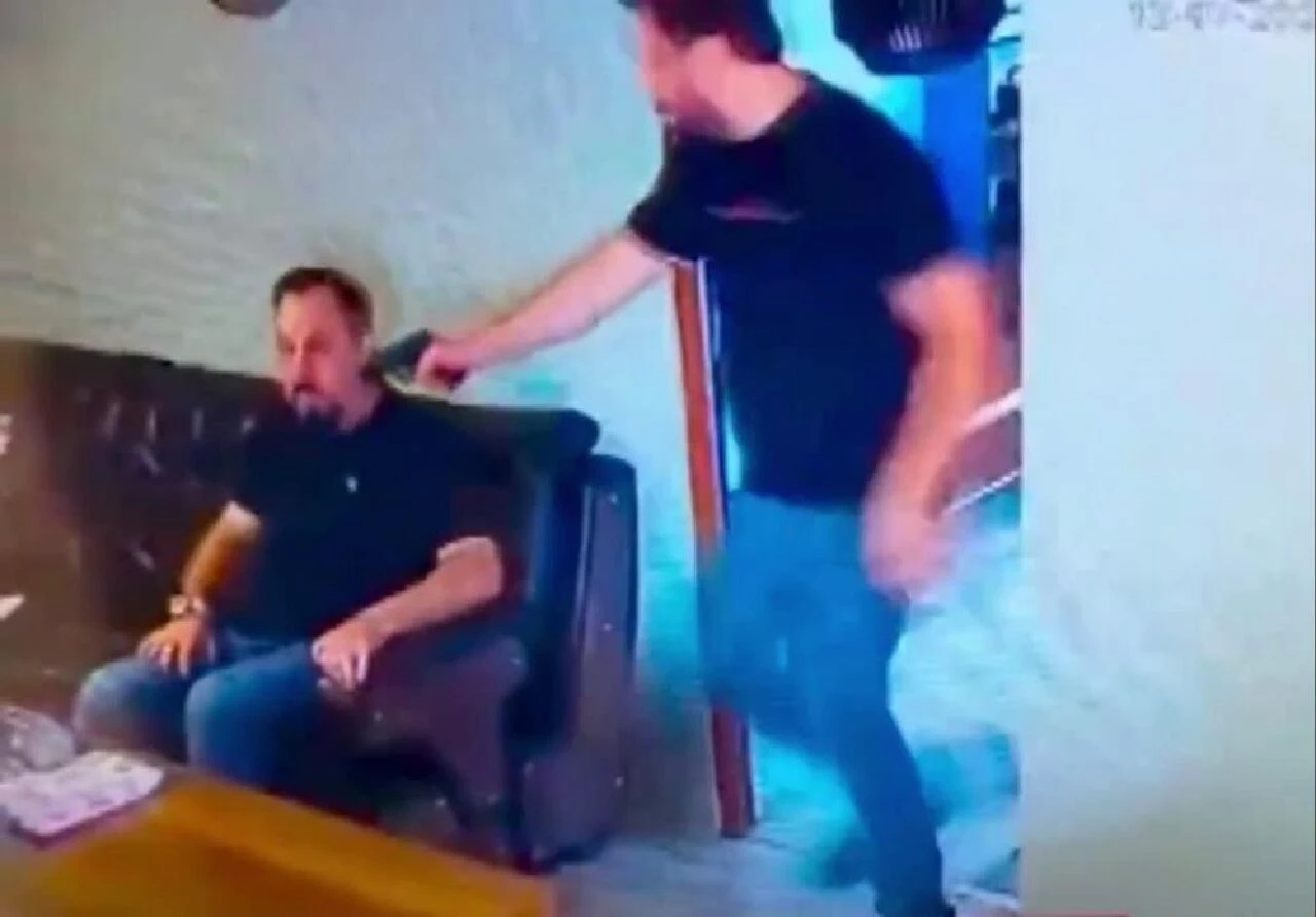 Kız kardeşine sarkıntılık yapan kişinin kafasına silah dayadı, yanlışlıkla kendini vurdu! Dehşet anları kamerada