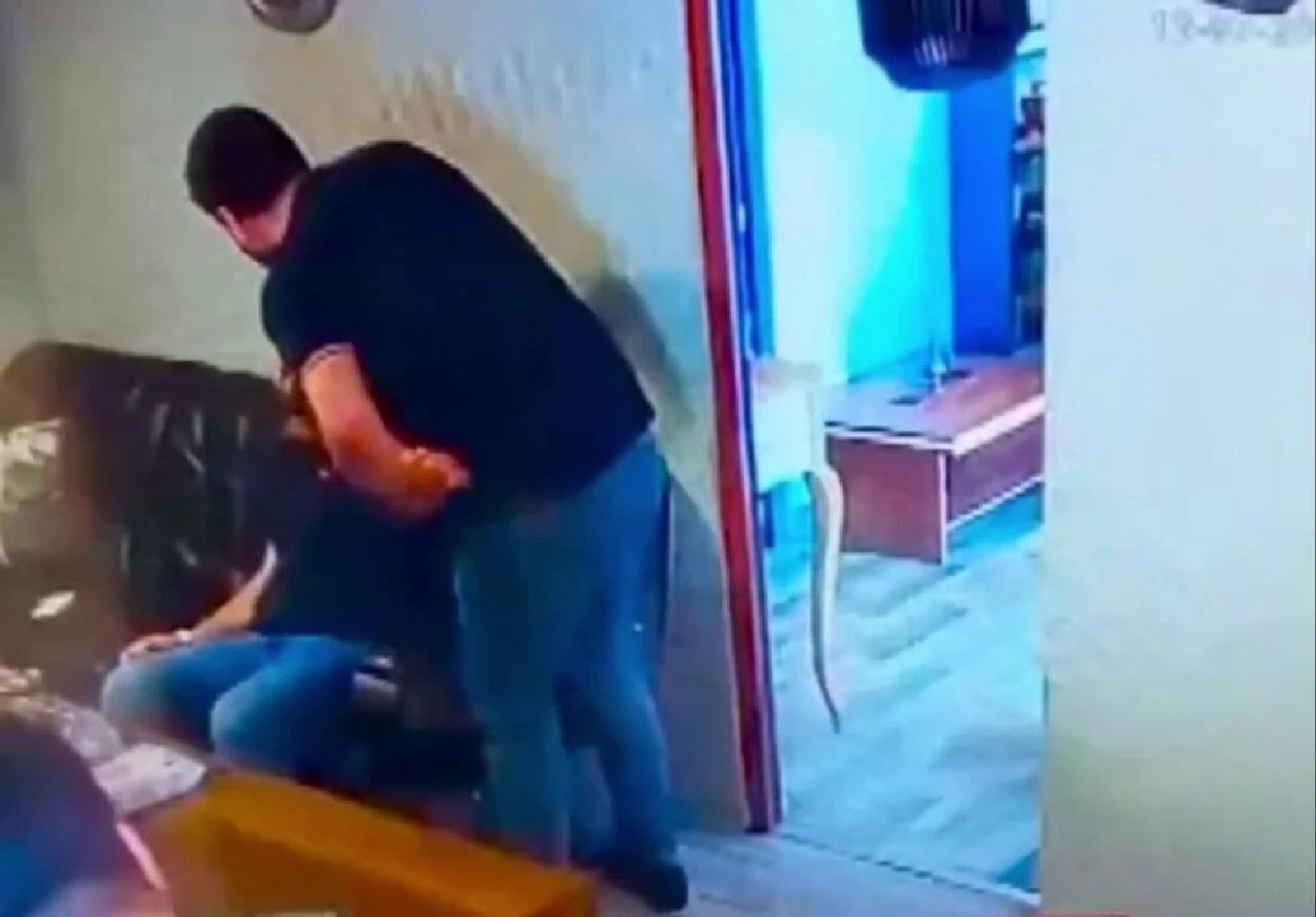 Kız kardeşine sarkıntılık yapan kişinin kafasına silah dayadı, yanlışlıkla kendini vurdu! Dehşet anları kamerada