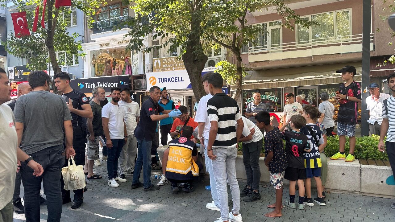 Kocaeli&#039;de caddede dehşet! &quot;Yan baktı&quot; diye önüne geleni bıçakladı