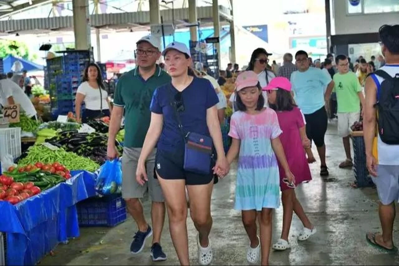 Ruslar bir türlü Türkçe öğrenmeyince pazarcılar Rusça'yı söktü! 'Her şeye indirim yapıyorlar'