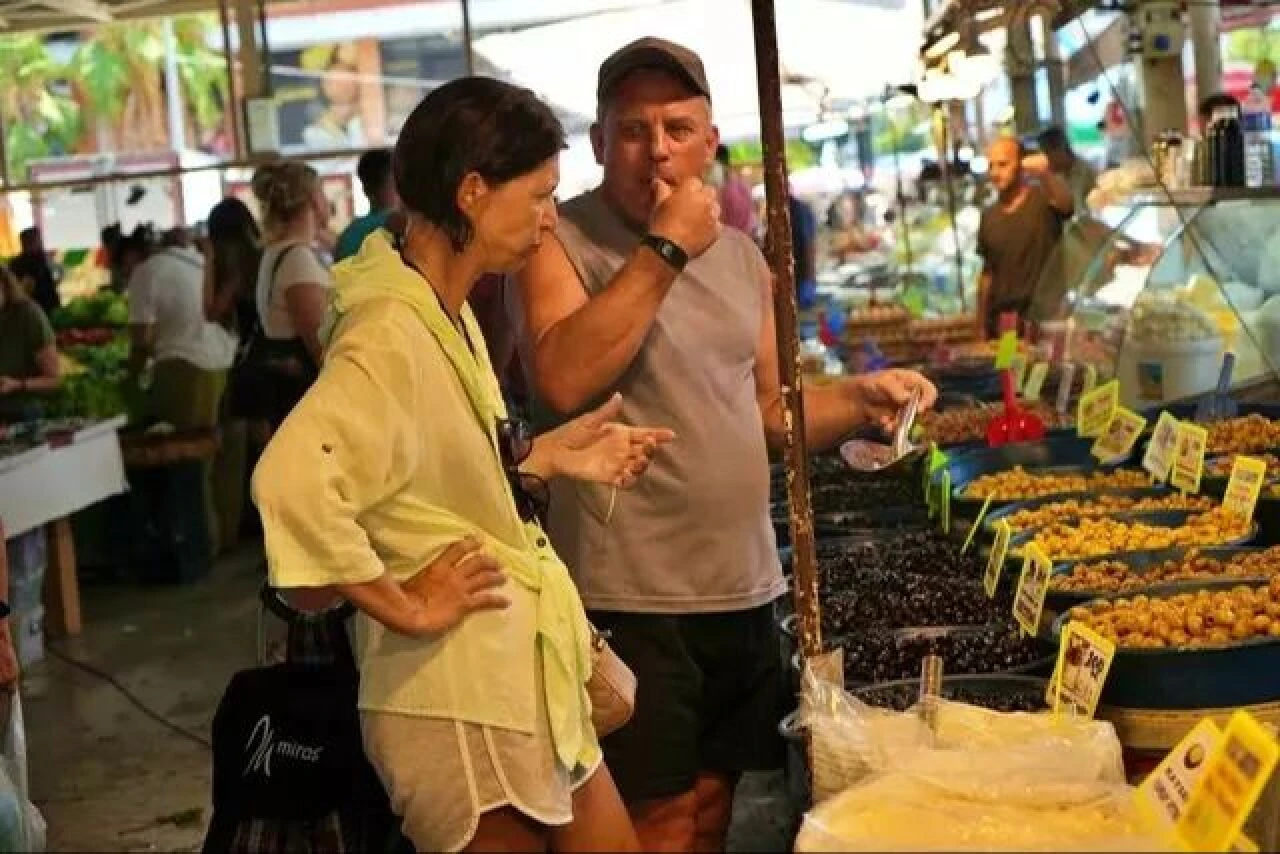 Ruslar bir türlü Türkçe öğrenmeyince pazarcılar Rusça'yı söktü! 'Her şeye indirim yapıyorlar'