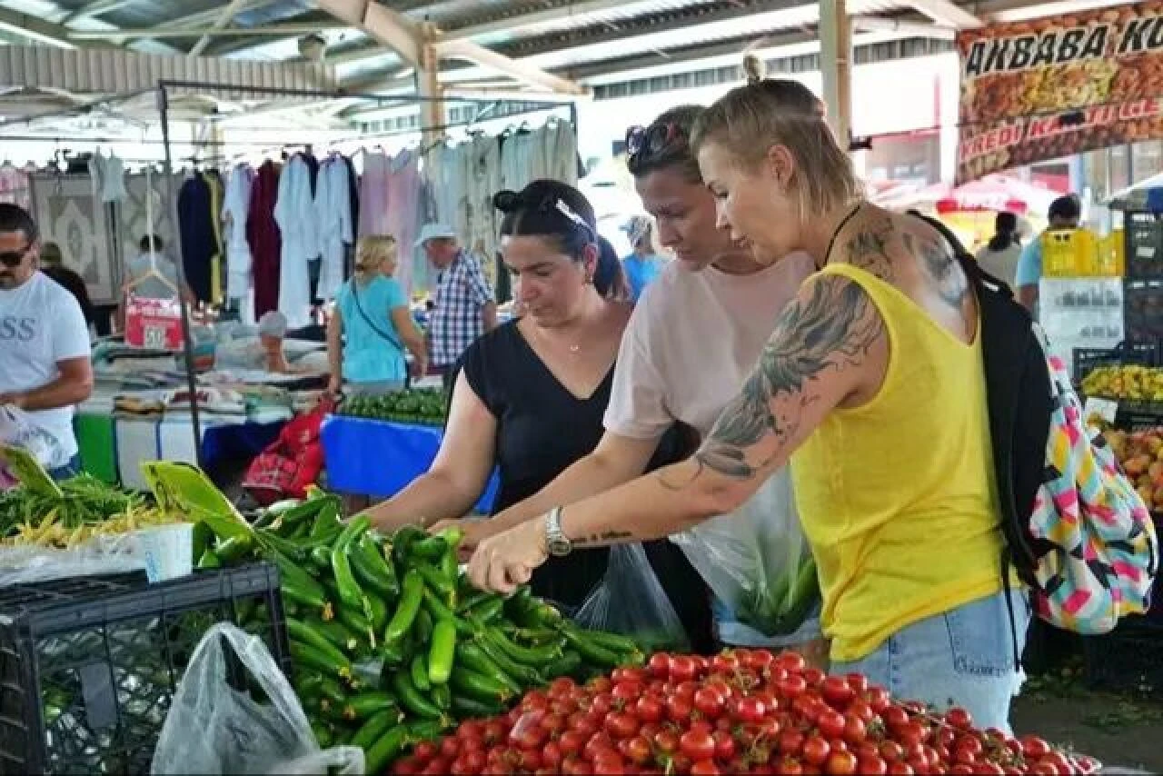 Ruslar bir türlü Türkçe öğrenmeyince pazarcılar Rusça'yı söktü! 'Her şeye indirim yapıyorlar'