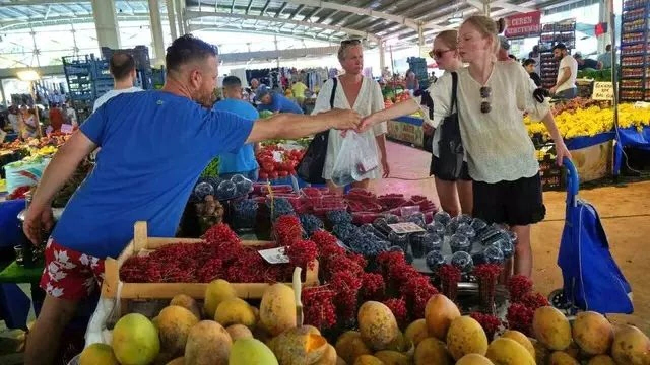 Ruslar bir türlü Türkçe öğrenmeyince pazarcılar Rusça'yı söktü! 'Her şeye indirim yapıyorlar'