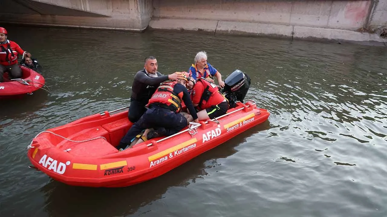 Sulama kanalına düşen çocuğu kurtardı, kendi can verdi! Son anları kamerada