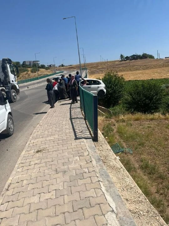 Adıyaman'da şaşkına çeviren görüntüler! Köprüde asılı kalan otomobili öyle bir yöntemle kurtardılar ki... - 3. Resim