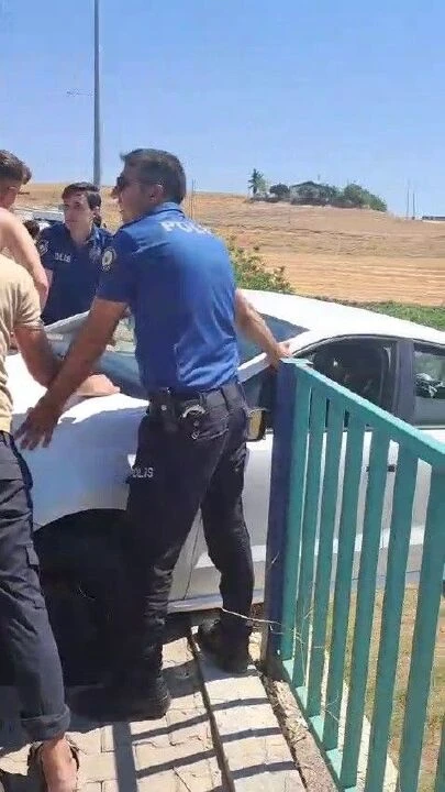 Adıyaman'da şaşkına çeviren görüntüler! Köprüde asılı kalan otomobili öyle bir yöntemle kurtardılar ki... - 1. Resim