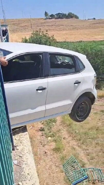 Adıyaman'da şaşkına çeviren görüntüler! Köprüde asılı kalan otomobili öyle bir yöntemle kurtardılar ki... - 2. Resim