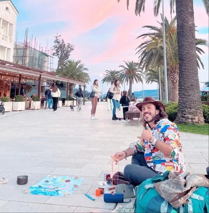 Ailesi evden kovdu hayatı bir anda değişti! 5 yılda 71 şehir 7 ülke gezdi - 3. Resim