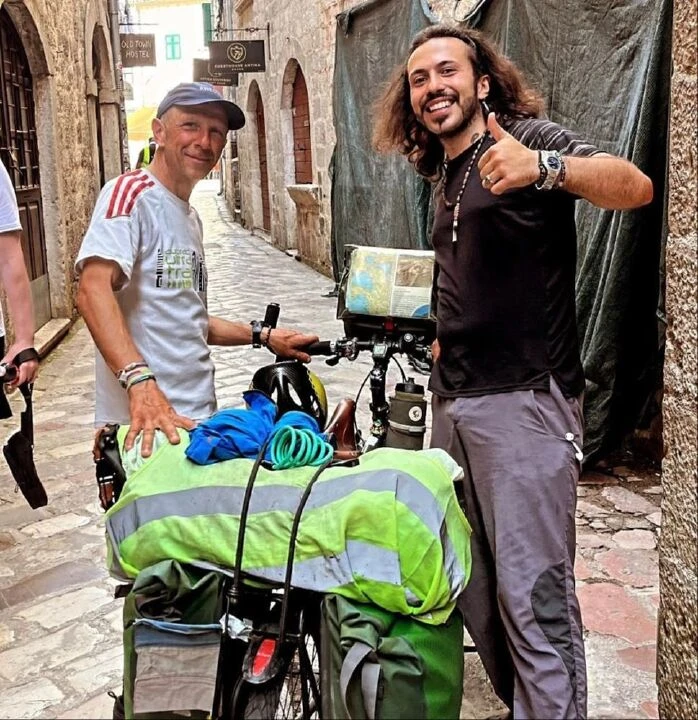 Ailesi evden kovdu hayatı bir anda değişti! 5 yılda 71 şehir 7 ülke gezdi - 2. Resim