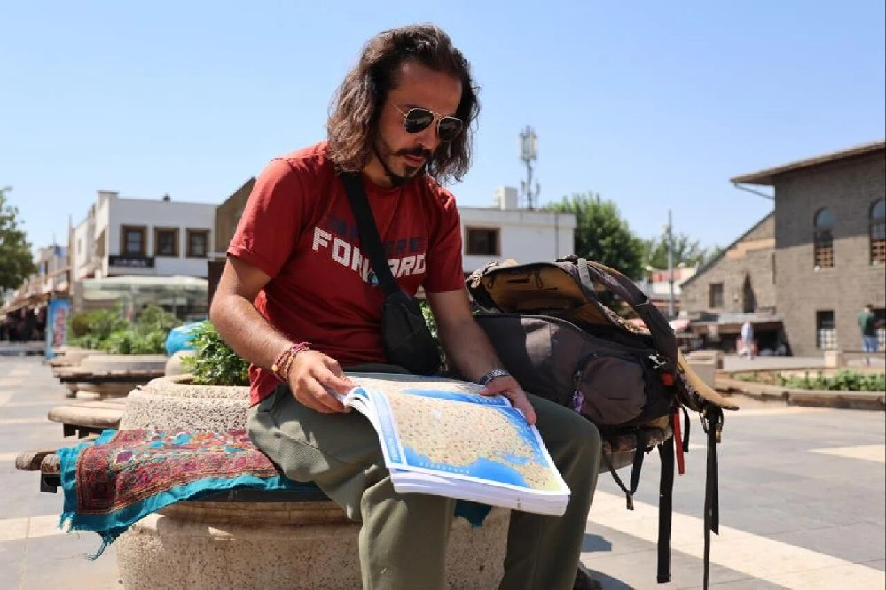 Ailesi evden kovdu hayatı bir anda değişti! 5 yılda 71 şehir 7 ülke gezdi - 1. Resim