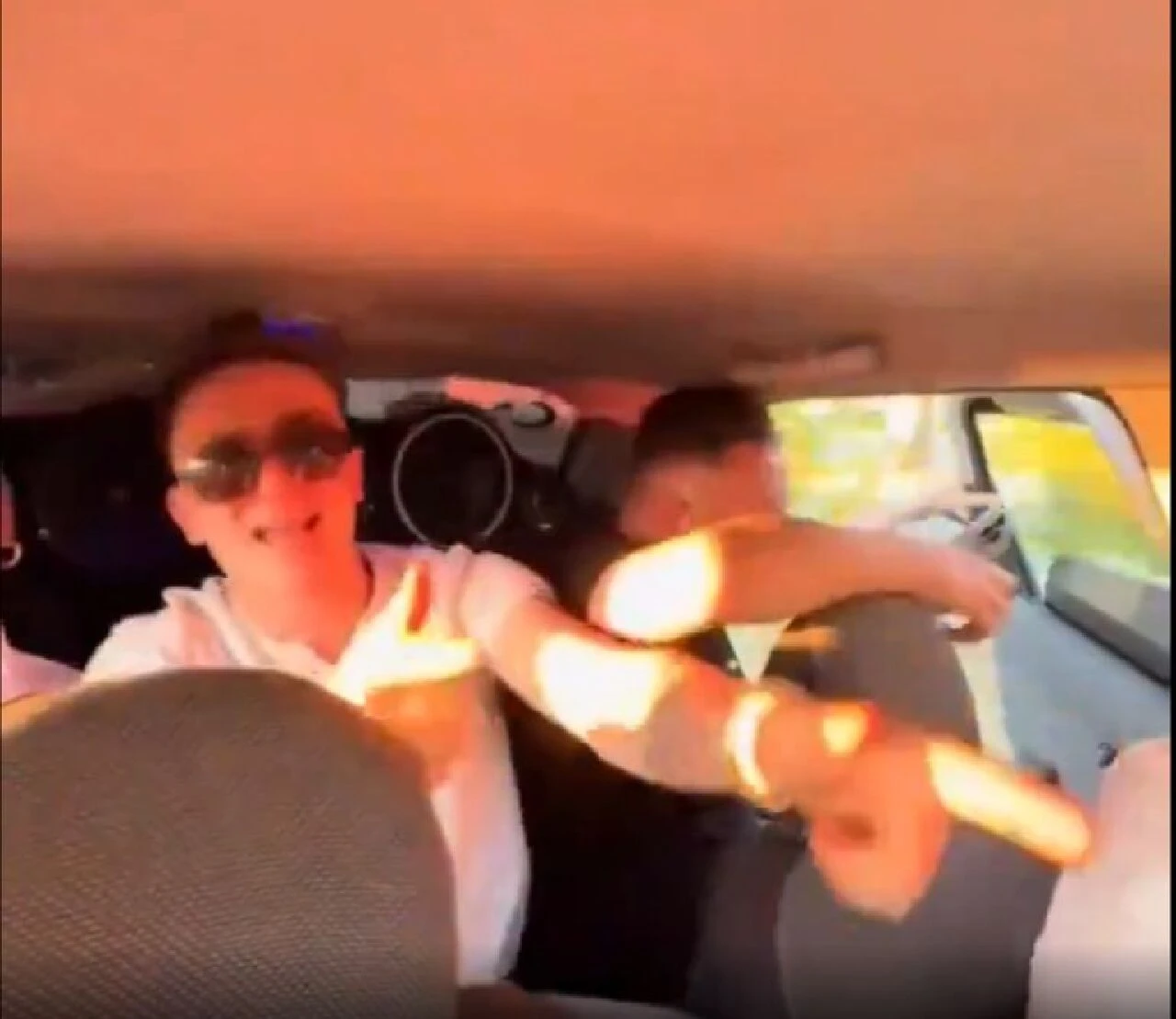 Beğeni uğruna canından oluyordu! Hareket halindeki araçtan düştü