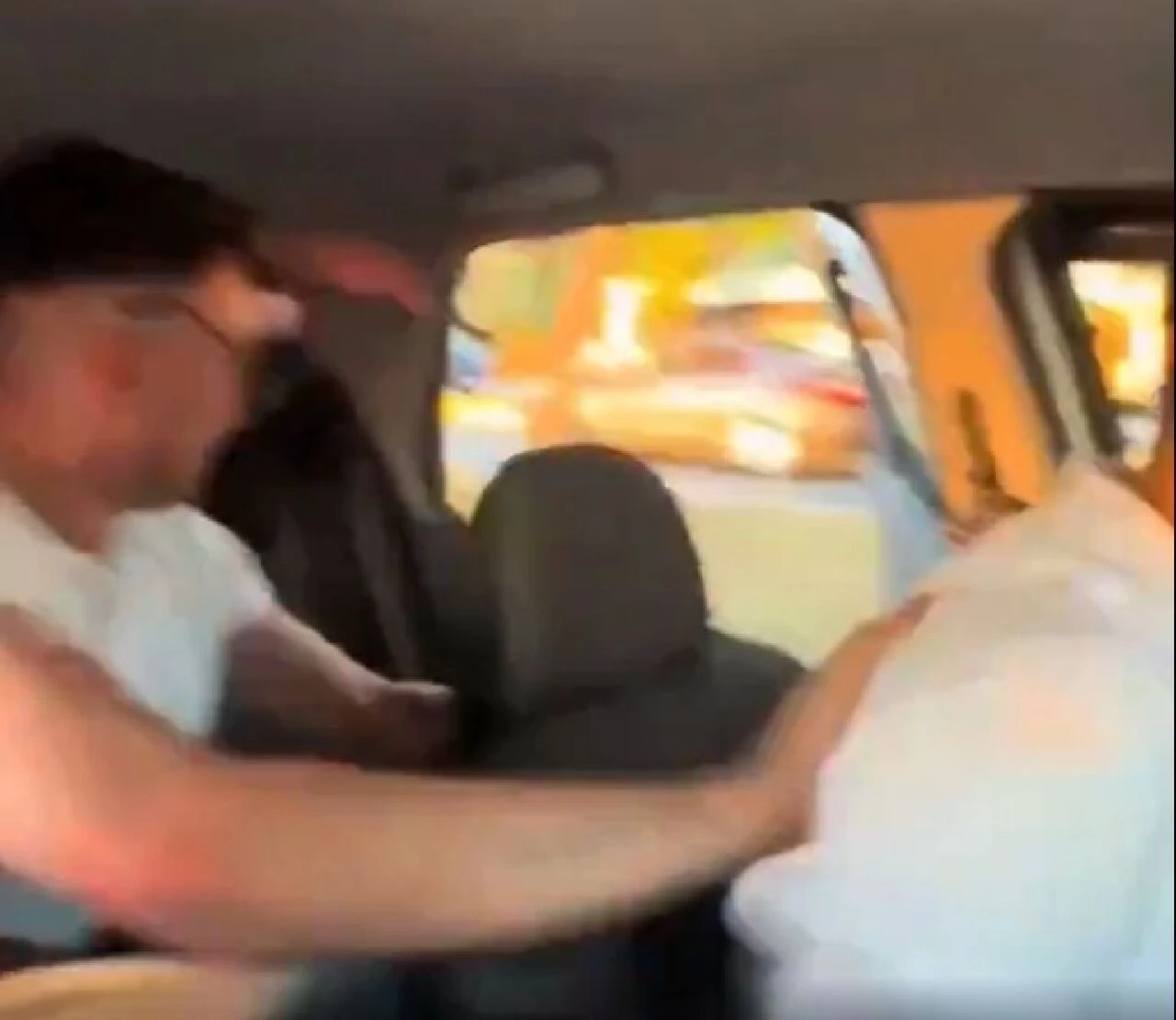 Beğeni uğruna canından oluyordu! Hareket halindeki araçtan düştü