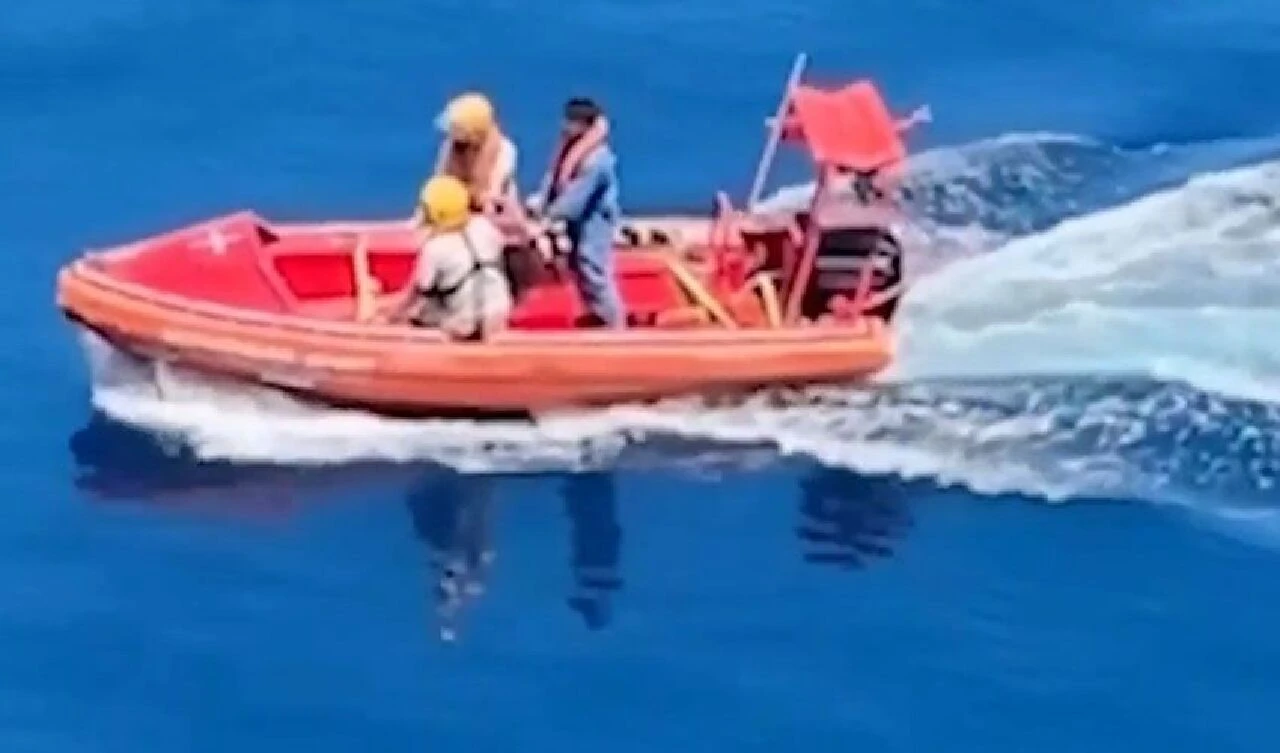 Gemiden düşen yolcuyu istemsizce kayda aldı! O trajedi kamerada - 1. Resim