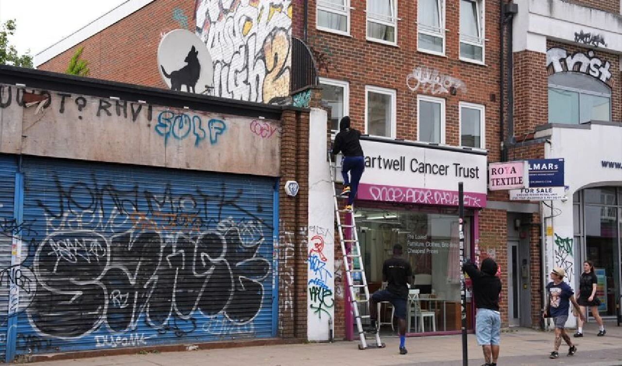 Gizemli sanatçı Banksy'nin son eseri hırsızların elinde! Güpegündüz çaldılar