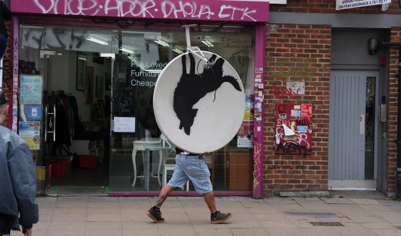 Gizemli sanatçı Banksy'nin son eseri hırsızların elinde! Güpegündüz çaldılar