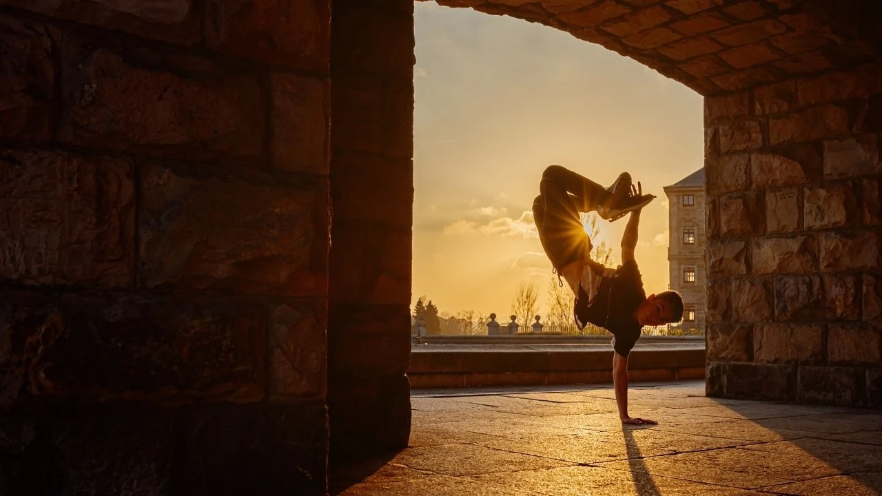 Google Doodle'da bugün Olimpiyatlarda ilk defa olan Break Dans yer aldı - 1. Resim